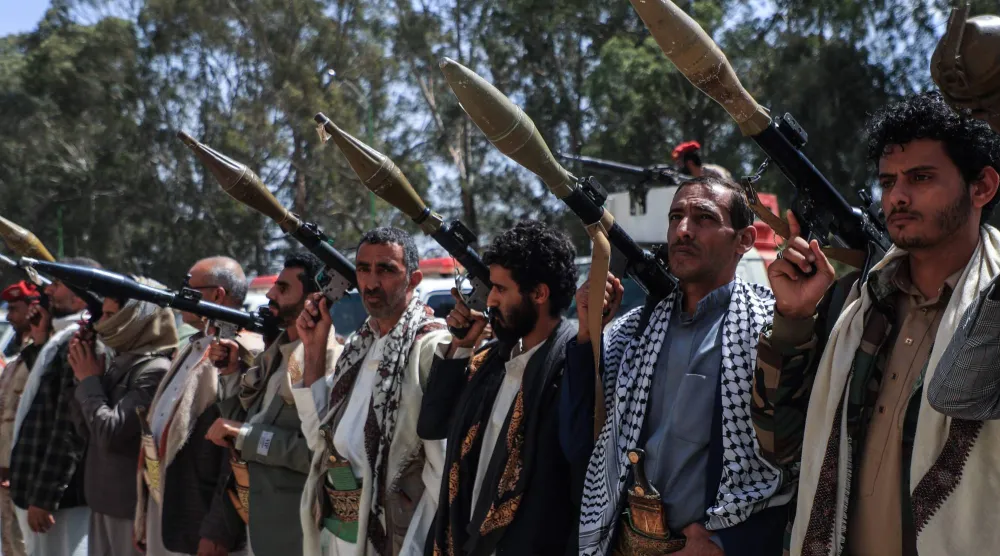 مسلحون حوثيون بصنعاء خلال مشاركتهم في وقفة للتضامن مع إيران (أ.ف.ب)