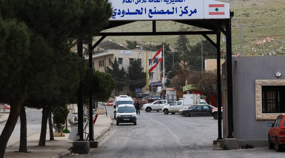 مركبات تتجمع بالقرب من نقطة التفتيش الحدودية اللبنانية السورية المغلقة وسط تصاعد الأعمال العدائية بين إسرائيل و«حزب الله» بالقرب من المصنع بلبنان (رويترز)