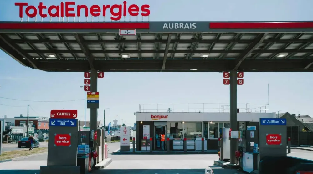 محطة وقود تابعة لـ«توتال» في فرنسا تحمل لافتة «خارج الخدمة» (أ.ف.ب)