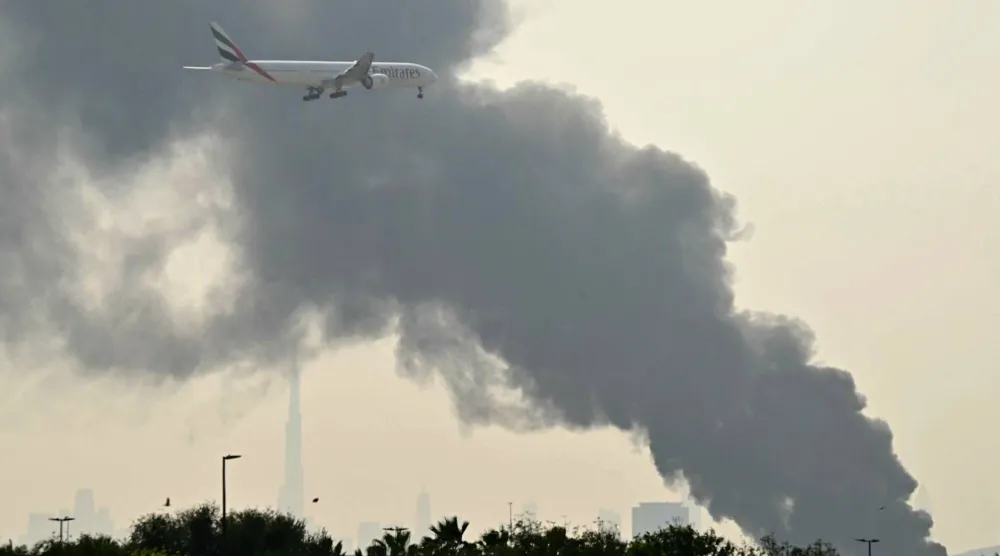 تعاملت الدفاعات الجوية الإماراتية مع صاروخ باليستي و11 طائرةً مسيّرة قادمة من إيران (أ.ف.ب)