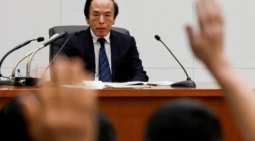 محافظ بنك اليابان كازو أويدا خلال مؤتمر صحافي سابق بمقر المصرف المركزي في العاصمة طوكيو (رويترز)