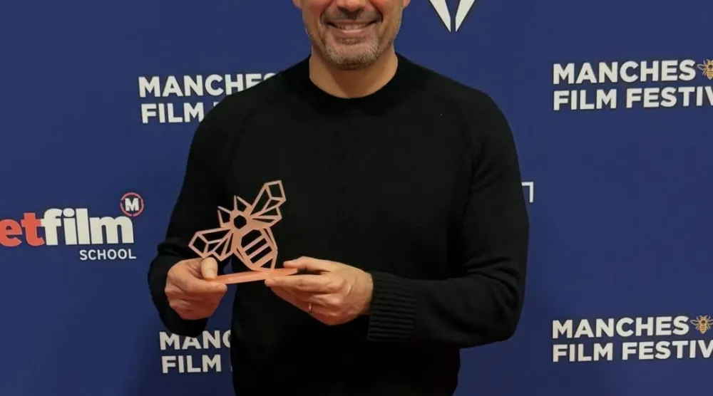 ظافر محتفلاً بجائزة أفضل مخرج في «مهرجان مانشستر السينمائي الدولي» (حسابه على إنستغرام)