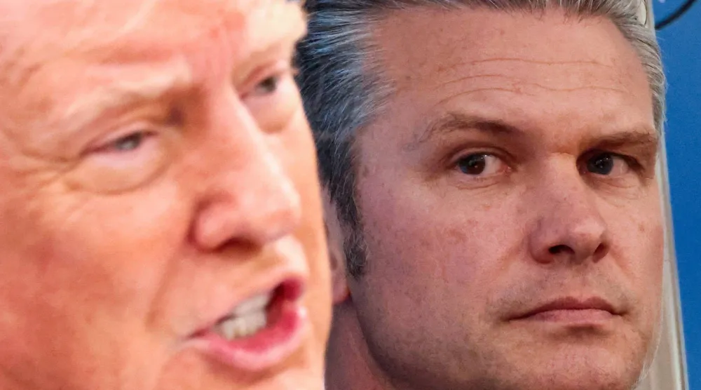 وزير الحرب يقف إلى جانب ترمب في مؤتمر صحافي بالبيت الأبيض 6 أبريل 2026 (رويترز)