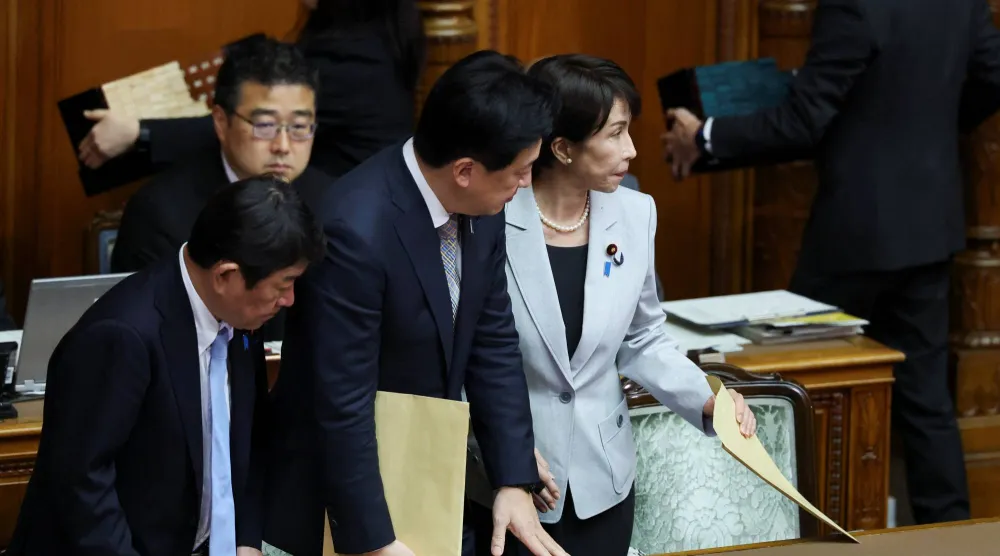 رئيسة وزراء اليابان ساناي تاكايتشي قبل كلمتها في البرلمان يوم الثلاثاء بالعاصمة طوكيو (رويترز)
