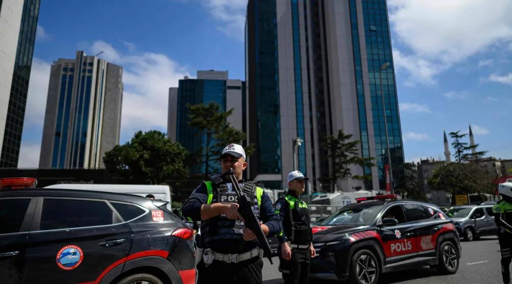 انتشار كثيف للشرطة التركية في محيط مجمع يقع به مقرُّ القنصلية الإسرائيلية في حي بيشكتاش بإسطنبول عقب اشتباك مع مهاجمين استهدفوه الثلاثاء (أ.ف.ب)