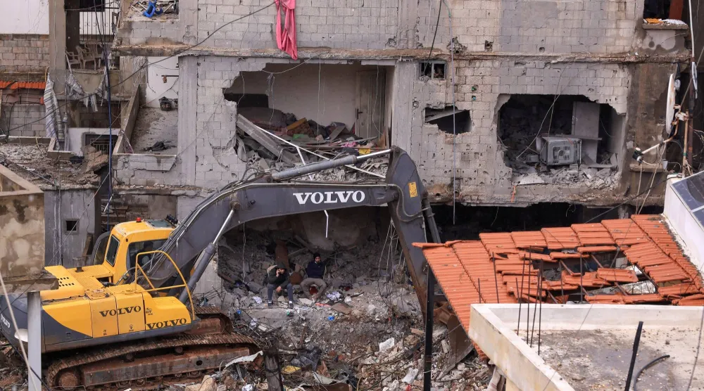 دمار ناتج عن غارة إسرائيلية استهدفت منطقة الجناح بمحيط بيروت (رويترز)