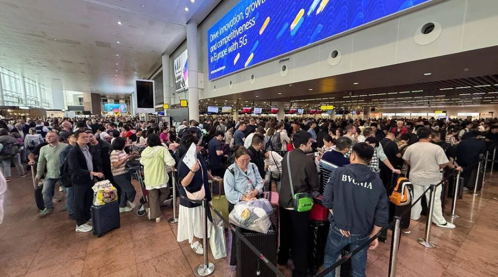 مسافرون مصطفّون في حالة انتظار داخل مطار بروكسل (أرشيفية-رويترز)