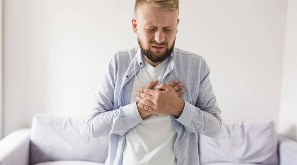 عند الشعور بألم في الصدر عليك مراجعة الطبيب لتشخيص حالتك وتلقي العلاج اللازم (بكساباي)