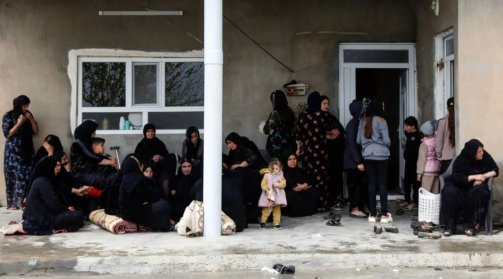 مشيّعون خلال عزاء لأفراد من عائلة كردية قُتلوا بعد تحطم مسيَّرة في منزل بقرية شمال أربيل في إقليم كردستان 7 أبريل 2026 (أ.ف.ب)