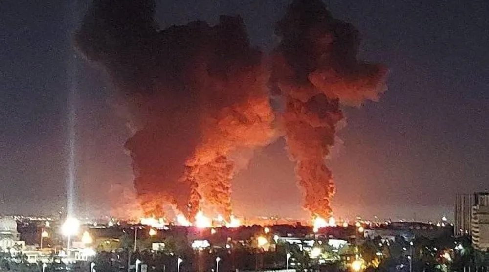 نيران وأعمدة دخان تتصاعد من مطار مهرآباد في غرب طهران(شبكات التواصل)