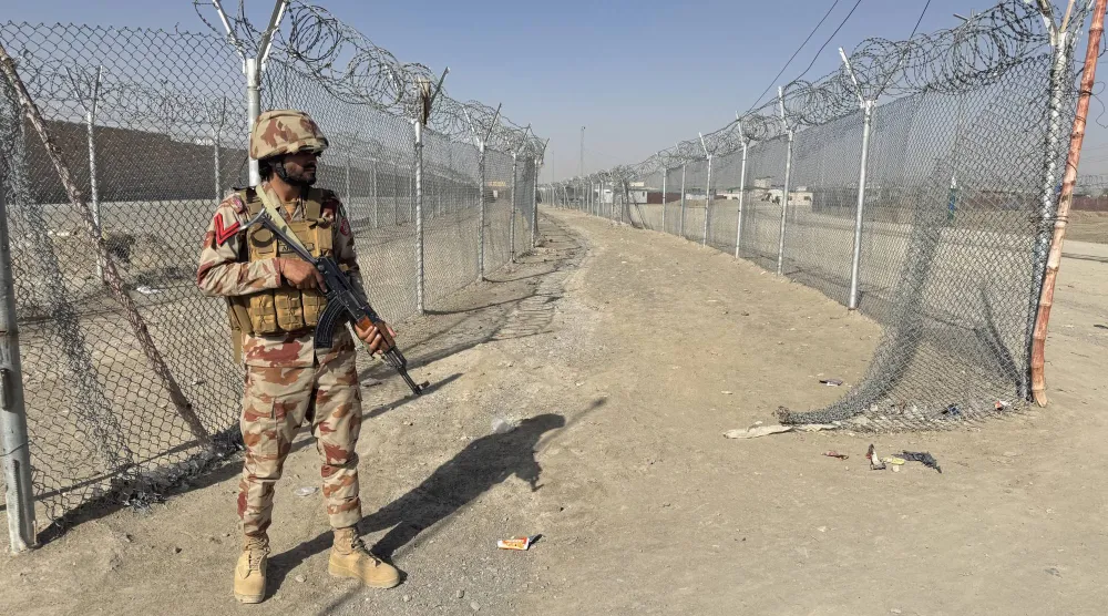 جندي باكستاني يقف حارساً عند الحدود الباكستانية - الأفغانية في تشامان بتاريخ 24 فبراير 2026 (أرشيفية - إ.ب.أ)