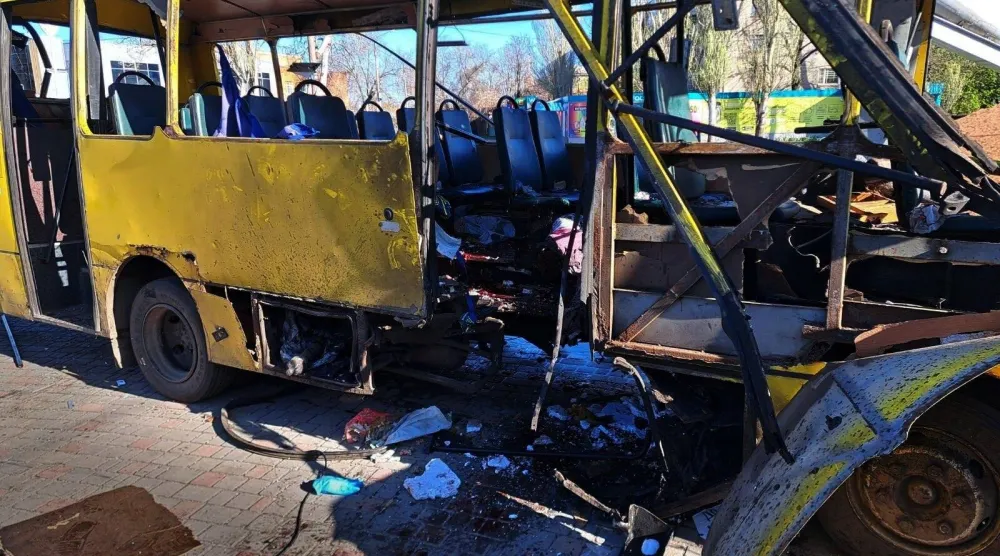 الحافلة التي أصابتها مُسيّرة روسية بوسط ​مدينة ‌نيكوبول جنوب شرقي أوكرانيا الثلاثاء (أ.ب)