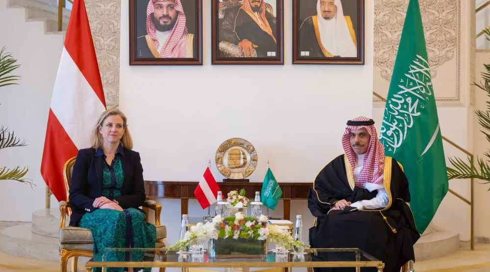 الأمير فيصل بن فرحان خلال استقباله الوزيرة بياته ماينل رايزنغر في الرياض (الخارجية السعودية)