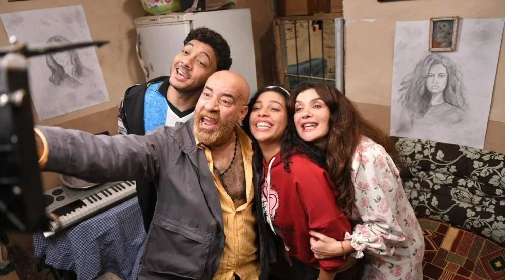 محمد سعد في لقطة مع أبطال الفيلم (الشركة المنتجة)