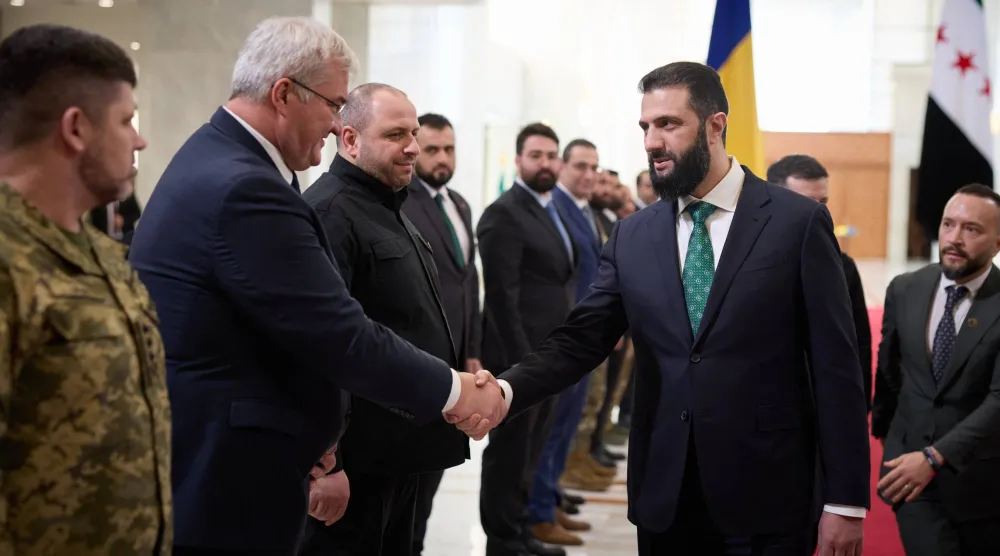 الرئيس السوري أحمد الشرع يصافح وزير الخارجية الأوكراني أندريه سيبيها قبل لقائه الثنائي مع الرئيس الأوكراني فولوديمير زيلينسكي... 5 أبريل (الرئاسة الأوكرانية - د.ب.أ)