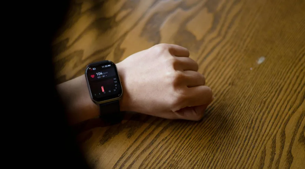 يُعد انخفاض معدل ضربات القلب أثناء الراحة مؤشراً إيجابياً على صحة القلب (بيكسلز)