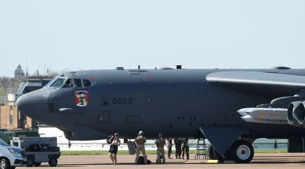 أفراد من سلاح الجو الأميركي بجوار قاذفة من طراز B - 52 المحمّلة بالذخائر على الأجنحة في قاعدة RAF Fairford الجوية في 7 أبريل 2026 (رويترز)