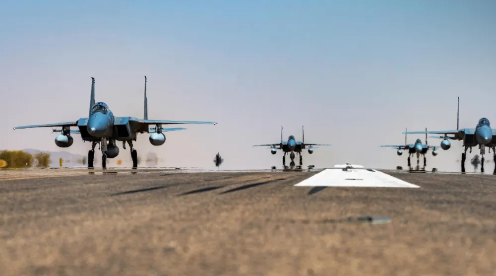 المقاتلات السعودية تصدت للصواريخ والمسيرات الإيرانية (وزارة الدفاع)