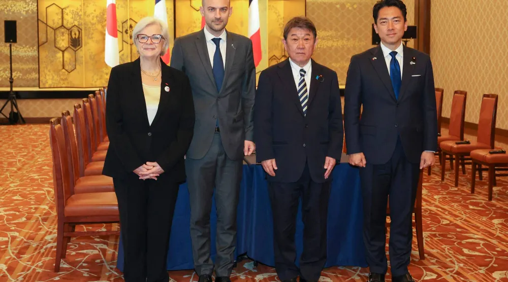 وزير الخارجية الفرنسي جان نويل بارو ونظيرته وزيرة الدفاع كاترين فوترين مع نظيريهما اليابانيين منتجي توشيميتسو (الخارجية) وكويزيمي شينجيرو (الدفاع) في طوكيو بداية أبريل (أ.ف.ب)