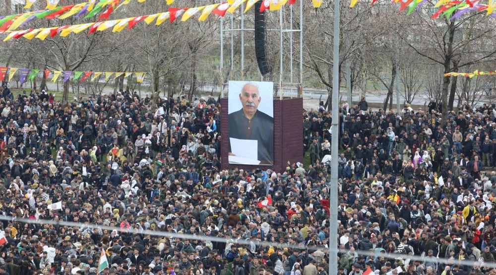 آلاف الأكراد طالبوا بتسريع عملية السلام وإطلاق سراح زعيم «حزب العمال الكردستاني» عبد الله أوجلان... خلال احتفالات عيد النوروز في 21 مارس الماضي (حساب حزب الديمقراطية والمساواة للشعوب على إكس)