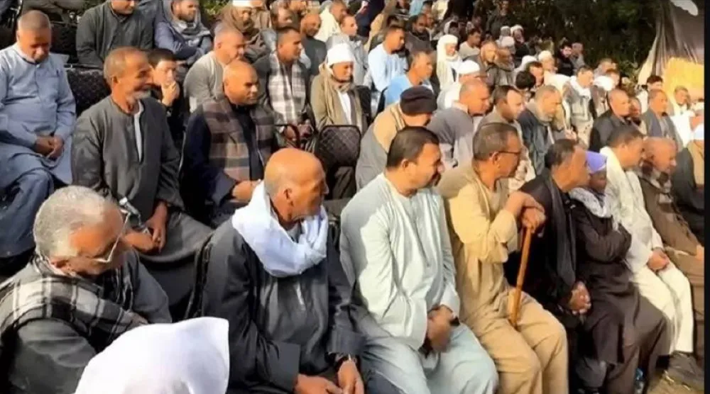 أهالي قرية البسقلون بصعيد مصر خلال التوقيع على وثيقة «تيسير الزواج» (فيسبوك)