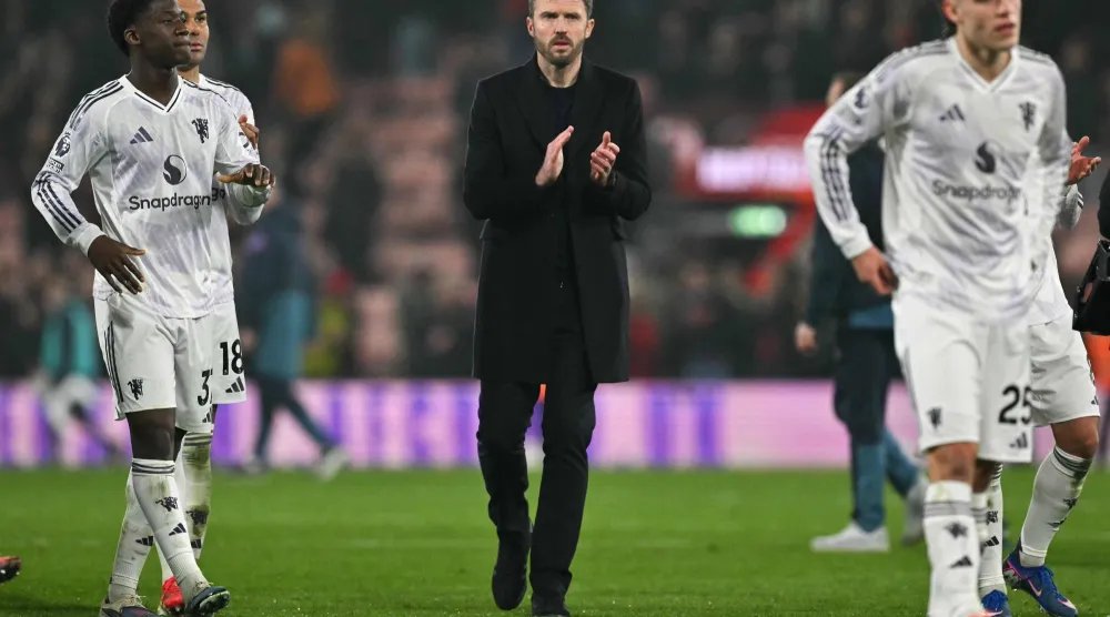 مايكل كاريك مدرب مان يونايتد (أ.ف.ب)