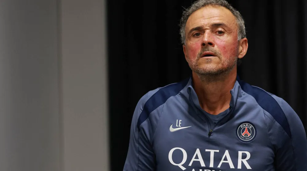 لويس إنريكي مدرب باريس سان جيرمان (رويترز) 