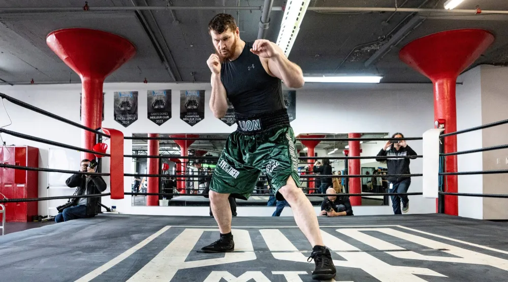 الملاكم الروسي أرسلانبيك محمودوف (أ.ب)