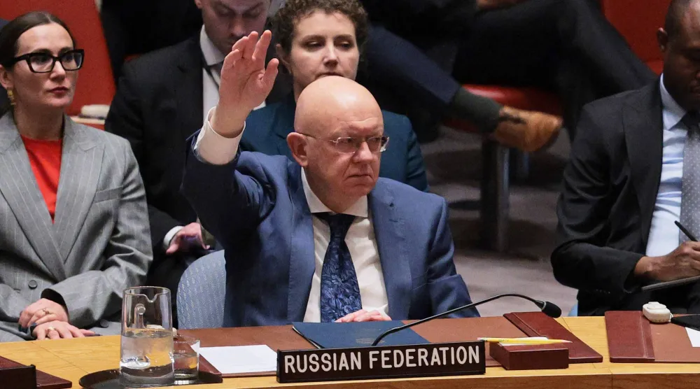 المندوب الروسي فاسيلي نيبينزيا رافعاً يده خلال استخدام حق النقض (الفيتو) ضد مشروع قرار قدَّمته البحرين حول الملاحة في هرمز (أ.ف.ب)