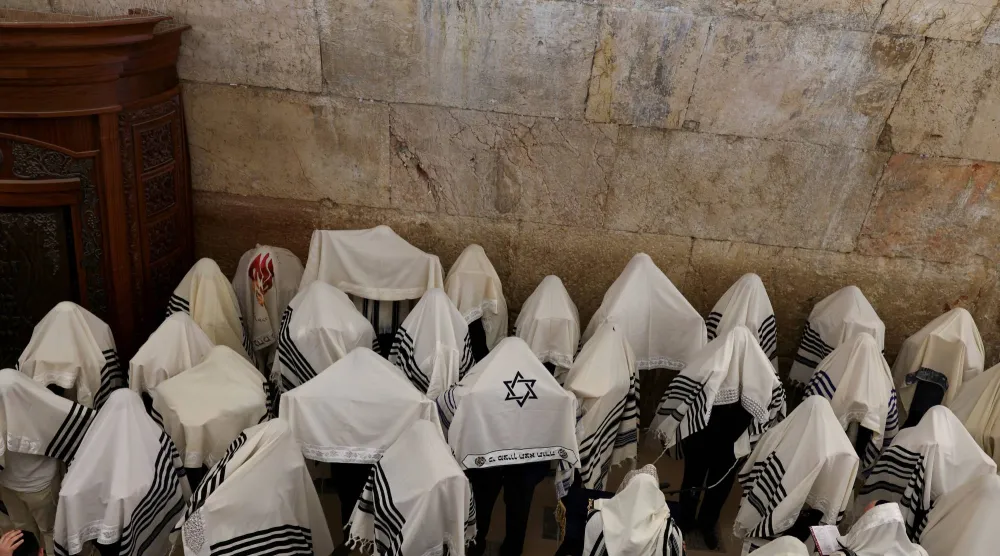 إسرائيليون يهود يؤدون طقوساً في البلدة القديمة بالقدس في 5 أبريل الحالي (رويترز)