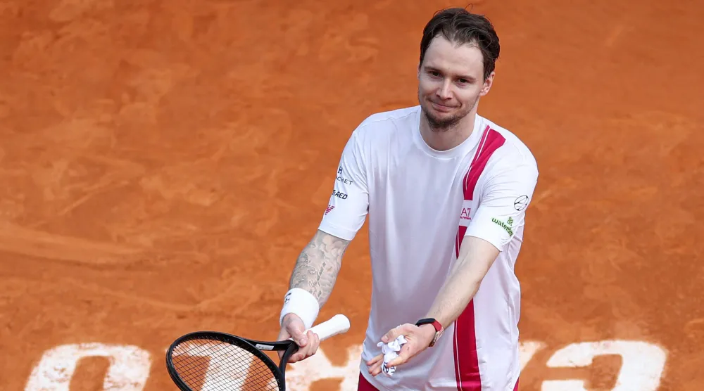 الكازاخي ألكسندر بوبليك يتقدم في مونت كارلو (أ.ف.ب)