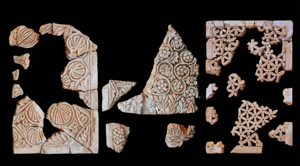 3 ألواح زخرفية من الجص المنحوت مصدرها موقع «قصر الحير الشرقي» في البادية السورية