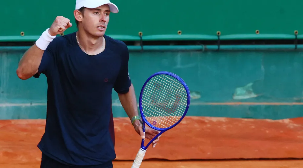 الأسترالي أليكس دي مينور يتقدم في «مونت كارلو» (رويترز)