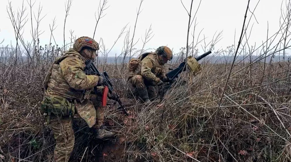 جنديان روسيان يستعدان لإطلاق قاذفة قنابل يدوية باتجاه مواقع أوكرانية (أ.ب)