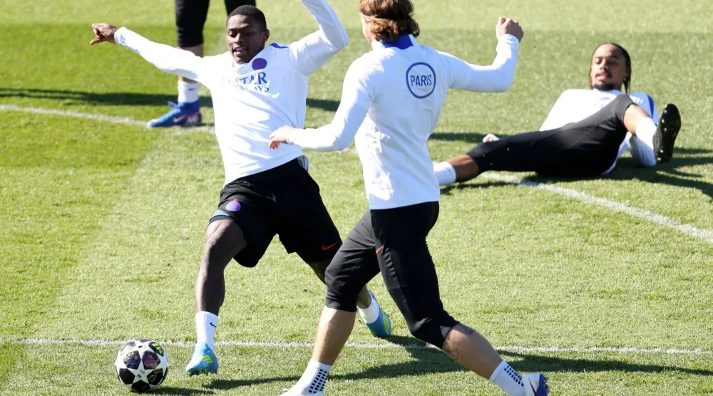 منديز وزابرني مدافعا سان جيرمان خلال الاعداد لمواجهة ليفربول (ا ف ب)