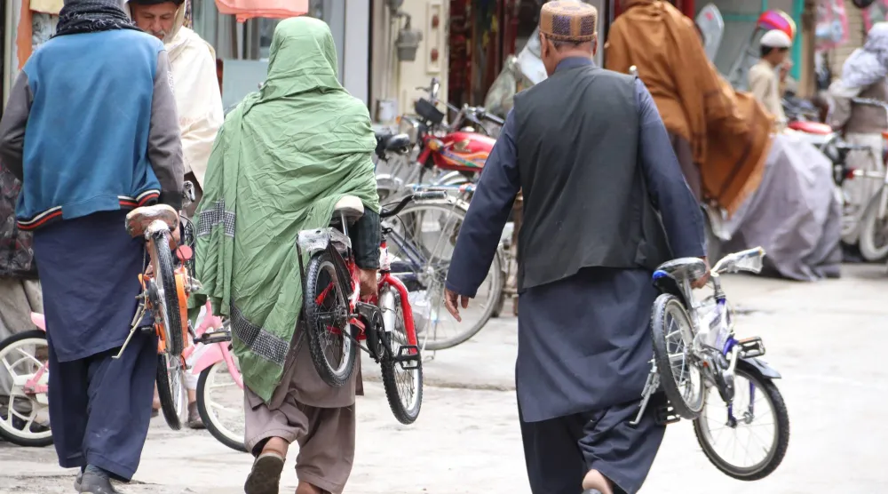 رجال يحملون دراجات أطفال مع ازدياد الطلب عليها نتيجة ارتفاع أسعار الوقود في كويتا... باكستان (إ.ب.أ)