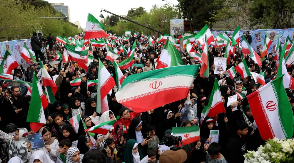 إيرانيون يجتمعون خلال مراسم تأبين بعد 40 يوماً من الهجوم الدامي على مدرسة للأطفال في مدينة ميناب الجنوبية (أ.ف.ب)