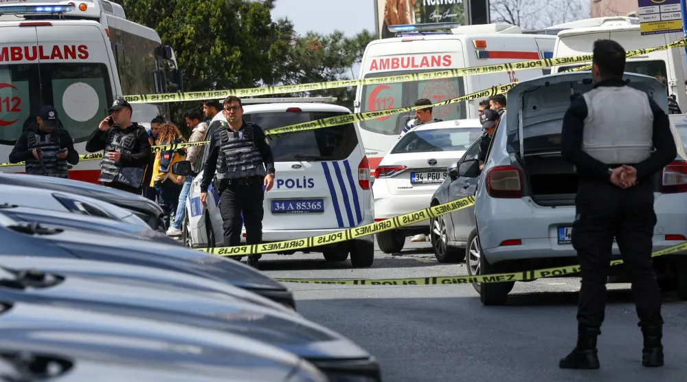 قوات أمن وعناصر طبية في موقع الهجوم بإسطنبول أمس (رويترز)