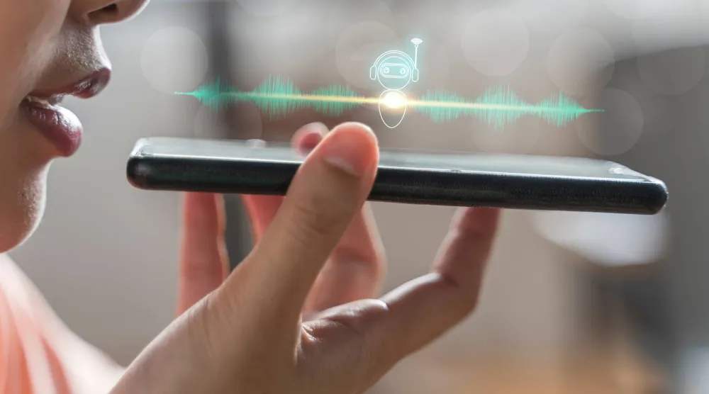 الميزة تعتمد على معالجة الصوت في الوقت الفعلي لتقليل الضوضاء الخلفية (شاترستوك)