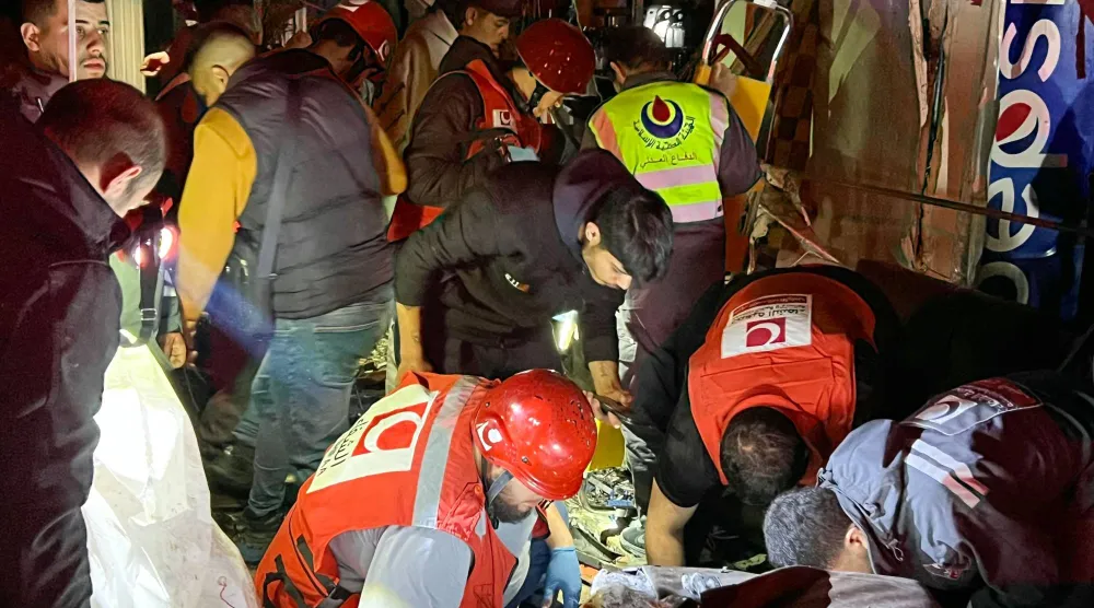 رجال إنقاذ في موقع الغارة الإسرائيلية على مدينة صيدا في جنوب لبنان  (ا.ف.ب)