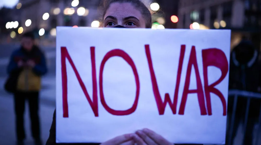 احتجاجات في نيويورك ضد العمليات العسكرية الأمريكية في إيران يوم الثلاثاء (أ.ف.ب)