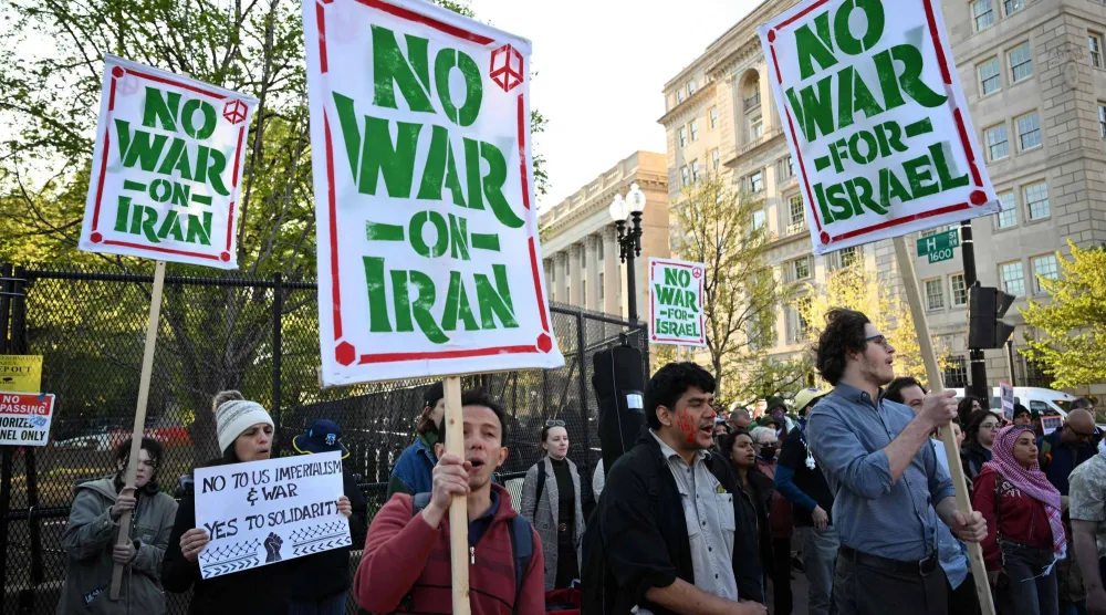 احتجاج ضد العمليات العسكرية الأميركية في إيران بالقرب من البيت الأبيض في واشنطن العاصمة يوم أمس (ا.ف.ب)