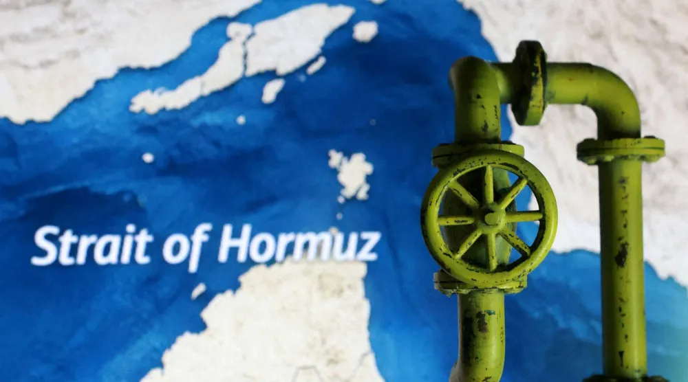 خريطة توضح مضيق هرمز وخط أنابيب نفط مطبوع بتقنية الطباعة ثلاثية الأبعاد (رويترز)