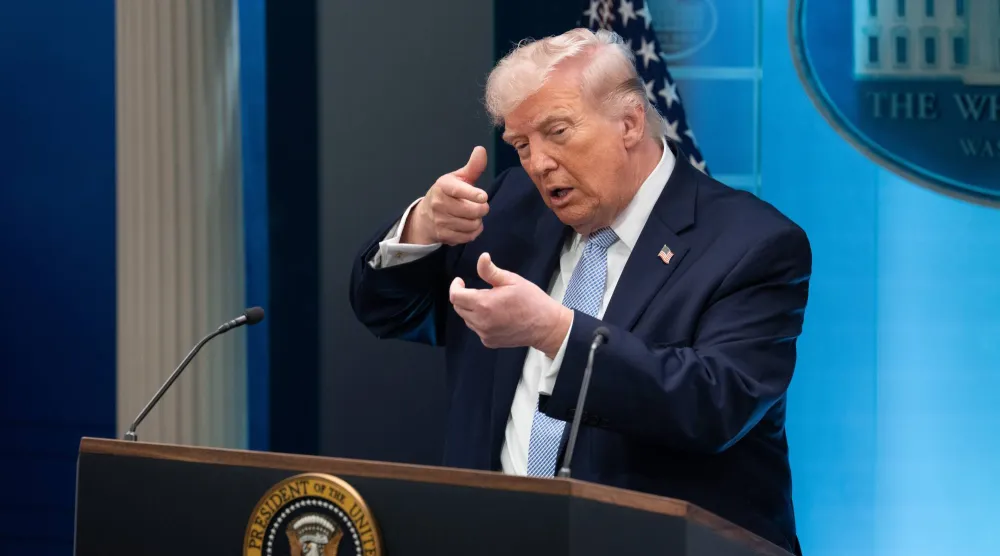 الرئيس الأميركي دونالد ترمب متحدثاً في مؤتمر صحافي عن إنقاذ الطيارين الأميركيين الذين سقطت طائراتهم في إيران (د.ب.أ)