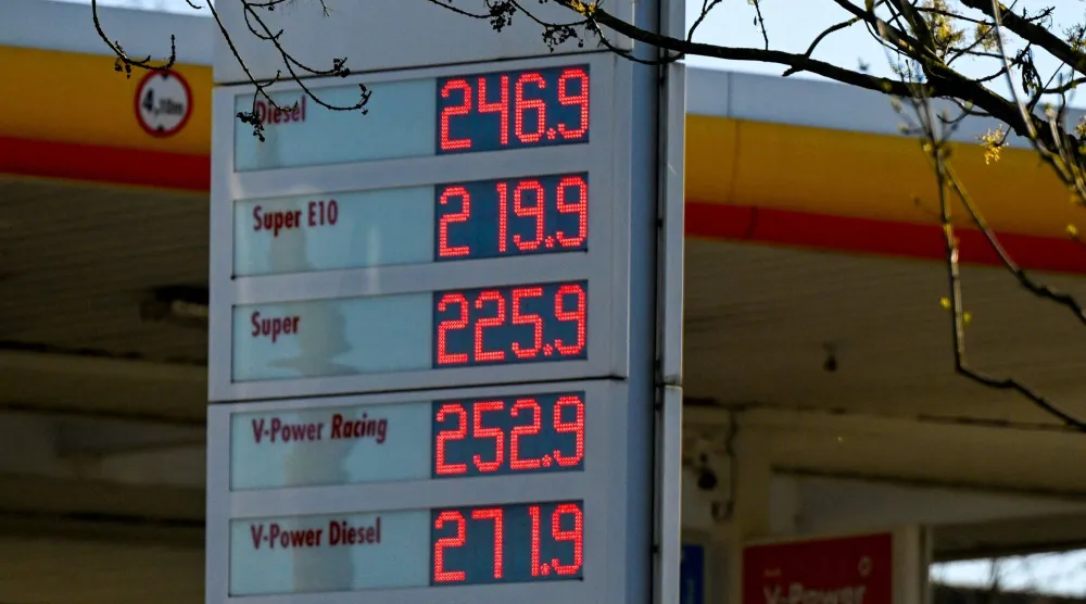 شاشة رقمية تعرض سعر البنزين في محطة وقود في دورتموند، غرب ألمانيا (أ.ف.ب)