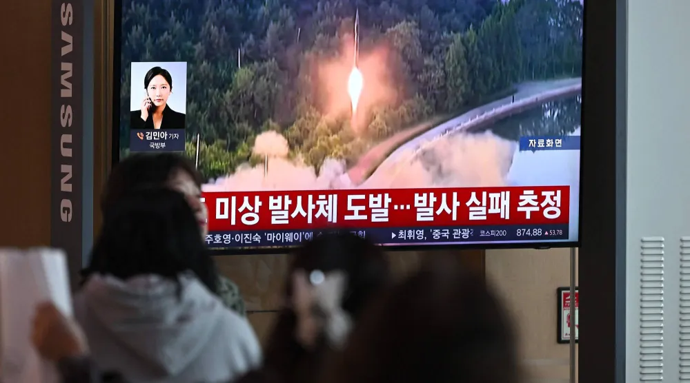 شاشة تلفزيون بمحطة قطارات في سيول تعرض نشرة إخبارية تتضمن لقطات أرشيفية لتجربة صاروخية كورية شمالية (أ.ف.ب)