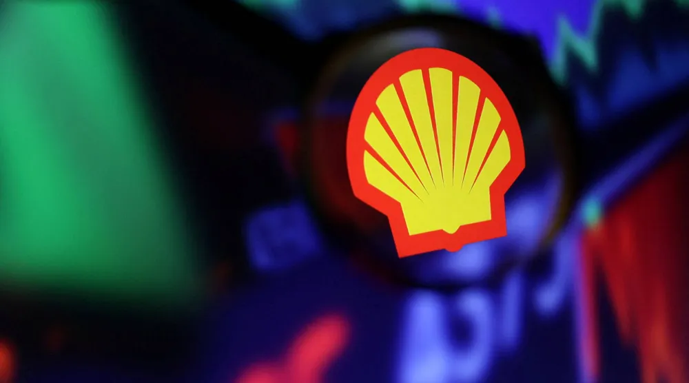 شعار شركة «شل» ورسم بياني للسهم في هذه الصورة التوضيحية (رويترز)