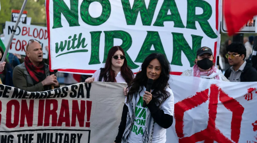 تظاهر ناشطون في حديقة لافاييت بالقرب من البيت الأبيض في واشنطن مساء أمس (أ.ب)