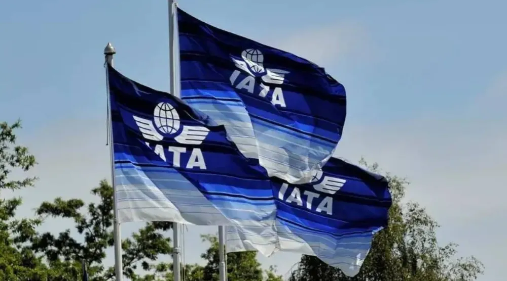 أعلام تحمل شعار الاتحاد الدولي للنقل الجوي (موقع إياتا الإلكتروني)