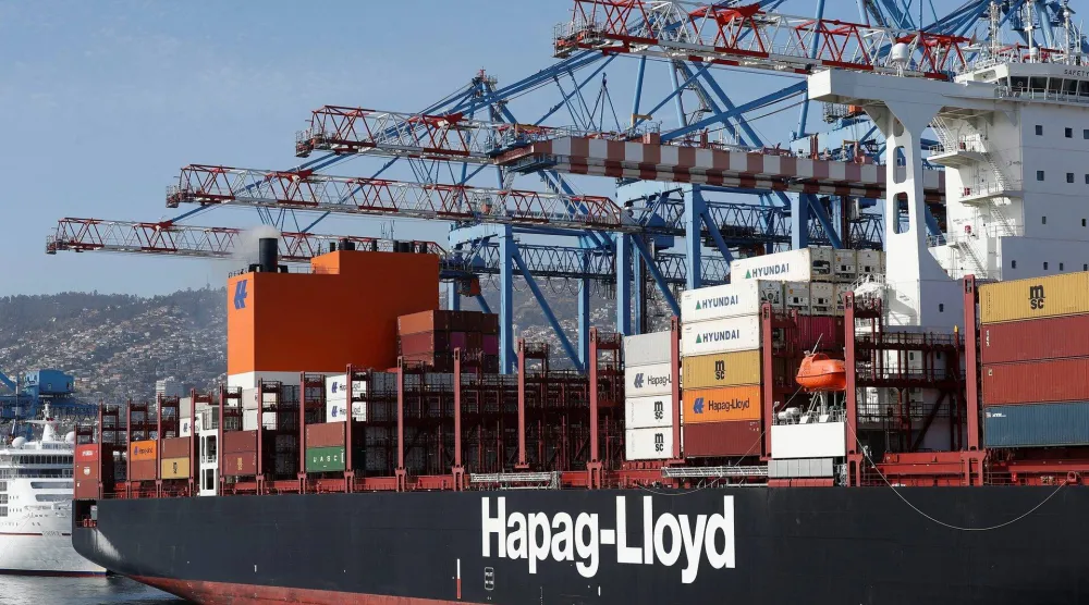 لوحة شركة «هاباغ-لويد» على سفينة حاويات في ميناء فالباريسو بتشيلي (رويترز)